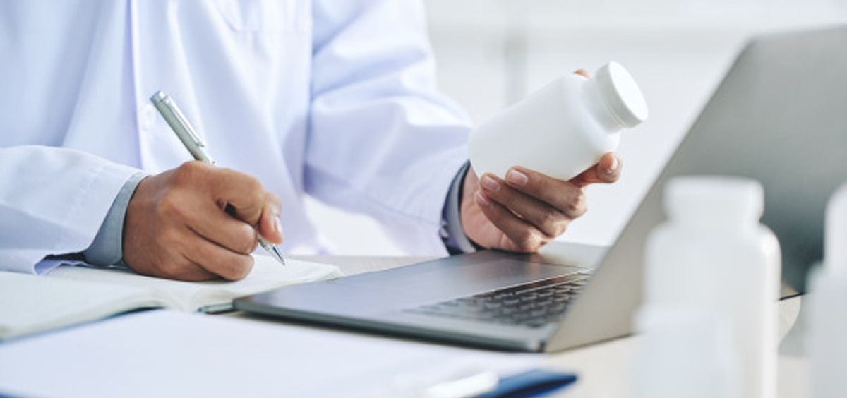 La POP pide a las comunidades autónomas medidas para que los pacientes crónicos no tengan que acudir a los hospitales a recoger sus medicamentos