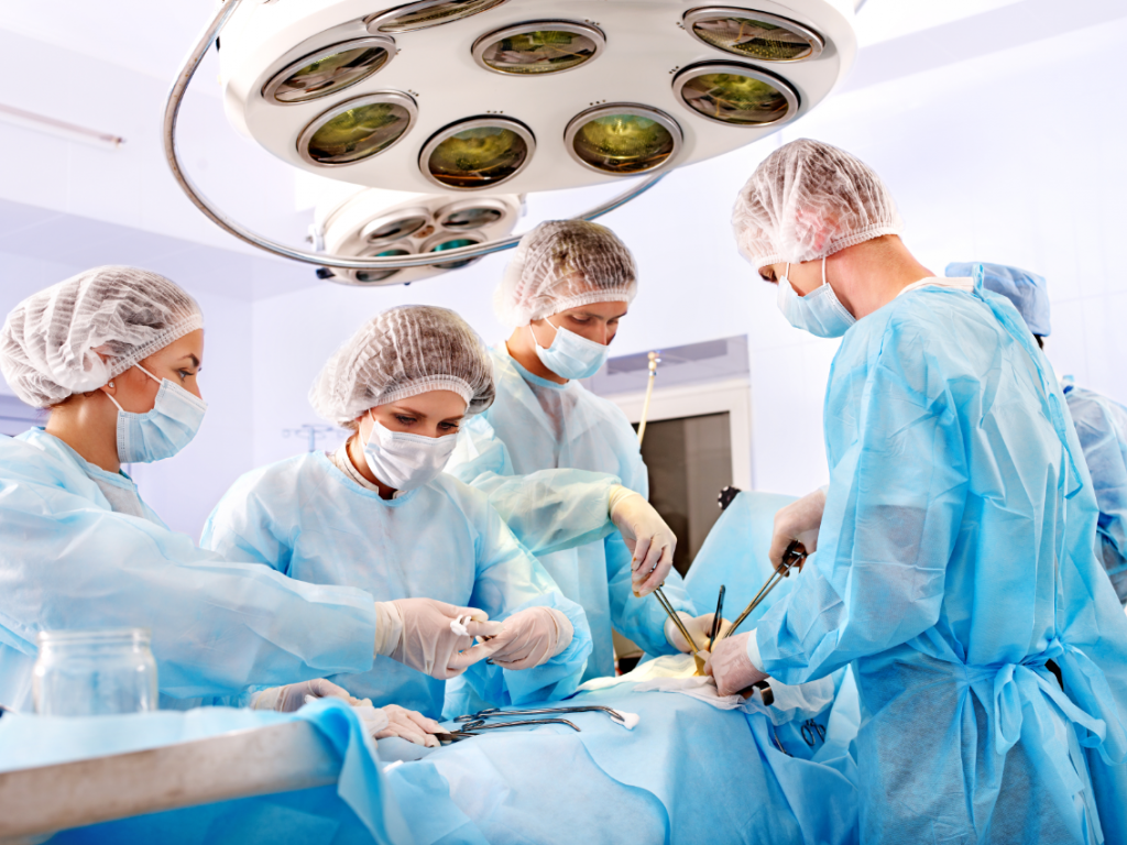 Cirujanos, anestesiólogos y pacientes reclaman la necesidad de incrementar un 30% las cirugías, potenciar las pruebas diagnósticas e incrementar las UCIs quirúrgicas para recuperar la asistencia sanitaria previa a la pandemia